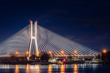 Odra Nehri üzerindeki Wroclaw Redzinski Köprüsü. Aydınlatılmış köprü suya yansıyor..