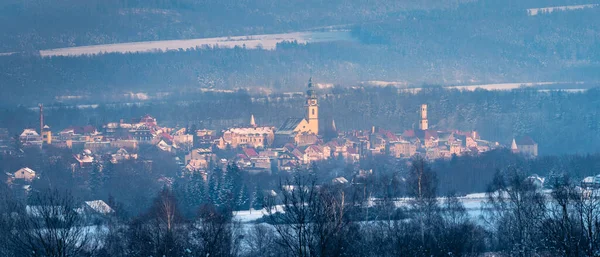 Bystrzyca Klodzka Панорама Міста Взимку Тлі Гір Поблизького Пагорба Біля — стокове фото