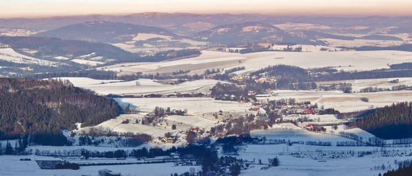 Desa Wambierzyce Terletak Sebuah Lembah Pegunungan Panorama Musim Dingin Dari — Stok Foto