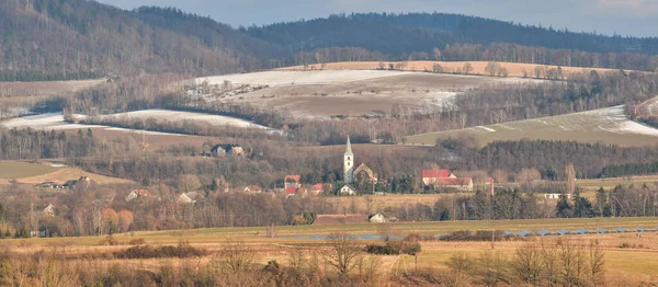 Nowy Waliszow Kasabasındaki Dağ Tepelerinin Manzarası Sabah Kar Yağışından Sonra — Stok fotoğraf