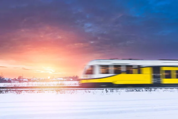 Яскравий Зимовий Захід Сонця Хмарний Вечір Поїздом Проходить Через Зідлец — стокове фото