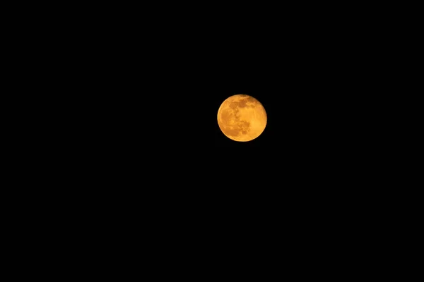 Uma Lua Cheia Neve Satélite Natural Contra Céu Escuro — Fotografia de Stock