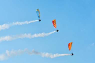 Leszno, Polonya - 19 Haziran 2021: Uçan Ejderhalar Takımı - Moto Paraşüt gösterisi grubu Antidotum Hava Gösterisi Leszno 'da gösteri yaptı.