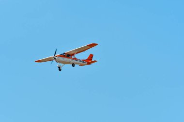 Leszno, Polonya - 19 Haziran 2021: The Airlony Skylane, Antidotum Airshow Leszno 'da gösterildi. Planör kaldırmak için kullanılan bir uçak..
