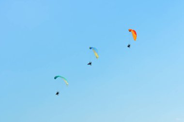 Leszno, Polonya - 19 Haziran 2021: Uçan Ejderhalar Takımı - Moto Paraşüt gösterisi grubu Antidotum Hava Gösterisi Leszno 'da gösteri yaptı.