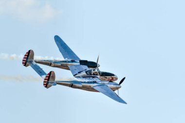 Leszno, Polonya - 19 Haziran 2021: The P-38 Lightning Antidotum Airshow Leszno 'da sahne aldı. P-38 Lightning, II. Dünya Savaşı 'ndan kalma bir avcı uçağı..