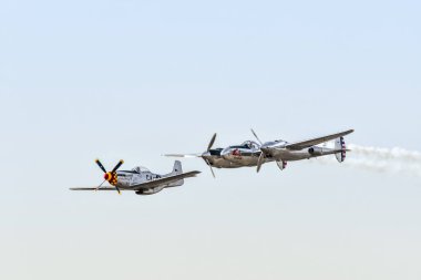Leszno, Polonya - 19 Haziran 2021: P-38 Lightning ve P-51 Mustang Antidotum Airshow Leszno 'da sahne aldı. P-38 Lightning, II. Dünya Savaşı 'ndan kalma bir avcı uçağı..