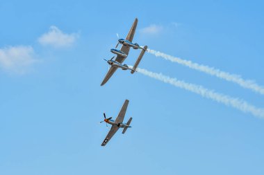 Leszno, Polonya - 19 Haziran 2021: P-38 Lightning ve P-51 Mustang Antidotum Airshow Leszno 'da sahne aldı. P-38 Lightning, II. Dünya Savaşı 'ndan kalma bir avcı uçağı..