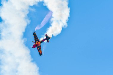 Leszno, Polonya - 19 Haziran 2021: Marek Choim Antidotum Airshow Leszno 'da Extra 330SC uçağında sahne aldı. Extra 330 sc tek koltuklu akrobatik bir uçak..