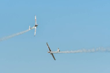 Leszno, Polonya - 19 Haziran 2021: The Grob 109b of the Aerosparx ekibi Antidotum Airshow Leszno 'da sahne aldı. Aerosparx takımları uçuş, akrobasi ve gece ateşini birleştirir..