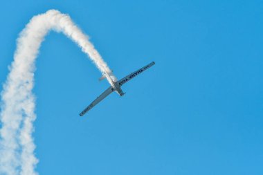 Leszno, Polonya - 19 Haziran 2021: The Grob 109b of the Aerosparx ekibi Antidotum Airshow Leszno 'da sahne aldı. Aerosparx takımları uçuş, akrobasi ve gece ateşini birleştirir..