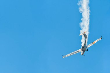 Leszno, Polonya - 19 Haziran 2021: The Grob 109b of the Aerosparx ekibi Antidotum Airshow Leszno 'da sahne aldı. Aerosparx takımları uçuş, akrobasi ve gece ateşini birleştirir..