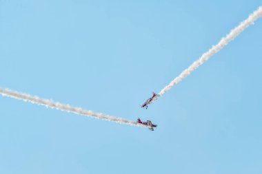 Leszno, Polonya - 19 Haziran 2021: The Zelazny Aerobatic Team Zlin 50LS Antidotum Airshow Leszno 'da sahne aldı. Zlin 50LS tek motorlu akrobatik düzlemdir..