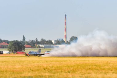 Leszno, Polonya - 19 Haziran 2021: The Aero L-29 Delfin askeri eğitim uçağı Antidotum Airshow Leszno 'da sahnelendi. Aero L-29 Delfin bir jet uçağı..