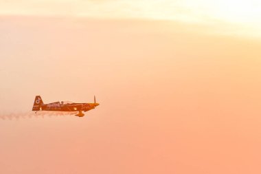 Leszno, Polonya - 19 Haziran 2021: Red Bull Lukasz Czepiela Antidotum Airshow Leszno 'daki Edge 540 uçağında konser verdi..