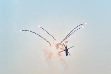 Leszno, Polonya - 19 Haziran 2021: Helikopter AS332 Super Puma Antidotum Airshow Leszno 'da sahne aldı. Eurocopter AS332 Super Puma savunma sistemini ateşledi.