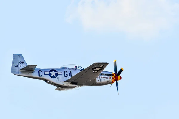 Leszno, Polonya - 19 Haziran 2021: The North American P-51 Mustang Antidotum Airshow Leszno 'da konser verdi. Kuzey Amerika P-51 Mustang, II..
