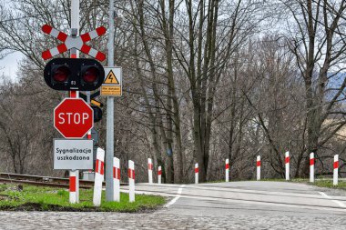 Demiryolu geçitinden önce imza ve uyarı sinyalleri.