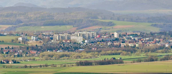 Arka Planda Bardzkie Dağları Olan Klodzko Kasabasının Panoraması Yakınlardaki Bir — Stok fotoğraf