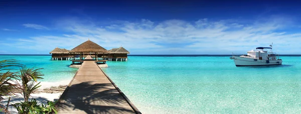 Maldív-szigetek, álom utazás, gyönyörű, napfényes, egzotikus vakáció. Nyugszik a yacht — Stock Fotó