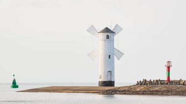 Stawa Mlyny, Swinoujscie 'de turistik bir yer. Yel değirmeni şeklinde bir yön bulma işareti denizin ağzındaki dalgakıranın sonunda duruyor..