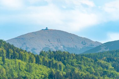 Batı Sudetleri 'ndeki Sniezka' nın en yüksek zirvesi olan Dev Dağlar 'ın zirvesinde bir gözlemevi vardır. Dağların eteklerindeki yoğun orman.