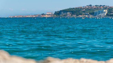 Piran ve Portoroz ile Slovenya kıyı manzarası, güneşli bir günde Hırvatistan 'da deniz manzarası.