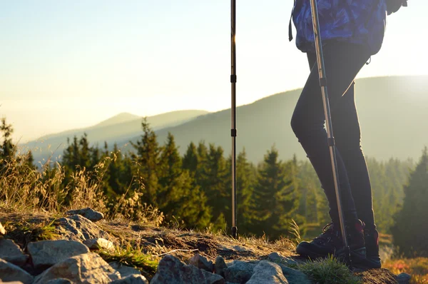 Günbatımında bir dağ iz gidiyor.