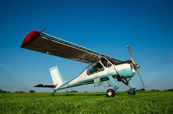Cessna, hava alanında başarılı bir iniş. 
