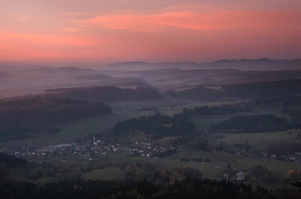 Tramonto sulle colline nella nebbia — Foto Stock