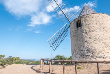 Yazın Porquerolles adasının keşfi. Fransız Rivierası 'nın bu manzarasında terk edilmiş plajlar ve çam ağaçları, Var.