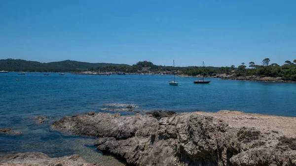 Yazın Porquerolles adasının keşfi. Fransız Rivierası 'nın bu manzarasında terk edilmiş plajlar ve çam ağaçları, Var.