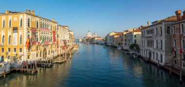 Venedik şehrinin keşfi ve küçük kanalları ve romantik sokakları, İtalya