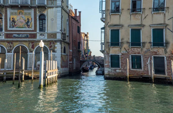 ヴェネツィアの街とその小さな運河やロマンチックな路地 イタリアの発見 — ストック写真