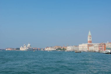 Venedik şehrinin keşfi ve küçük kanalları ve romantik sokakları, İtalya
