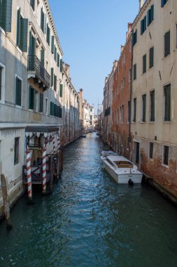 Venedik şehrinin keşfi ve küçük kanalları ve romantik sokakları, İtalya