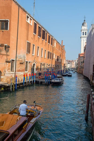 Entdeckung Der Stadt Venedig Mit Ihren Kleinen Kanälen Und Romantischen — Stockfoto