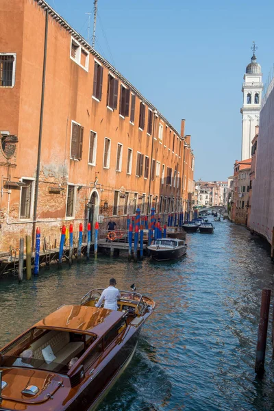 Entdeckung Der Stadt Venedig Mit Ihren Kleinen Kanälen Und Romantischen — Stockfoto