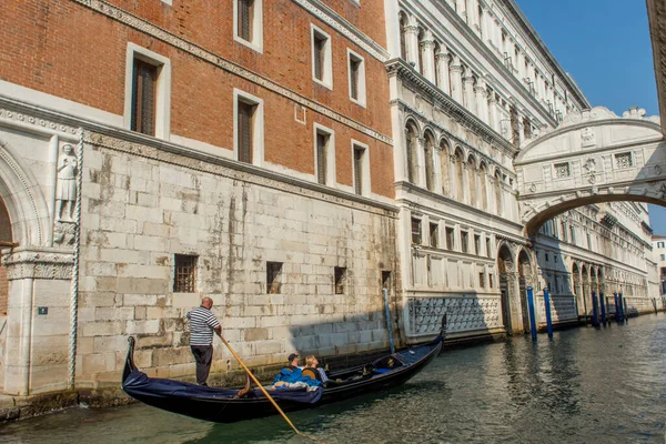 Entdeckung Der Stadt Venedig Mit Ihren Kleinen Kanälen Und Romantischen — Stockfoto