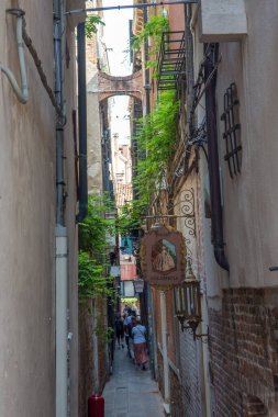 Venedik şehrinin keşfi ve küçük kanalları ve romantik sokakları, İtalya