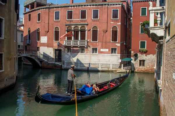 Entdeckung Der Stadt Venedig Mit Ihren Kleinen Kanälen Und Romantischen — Stockfoto