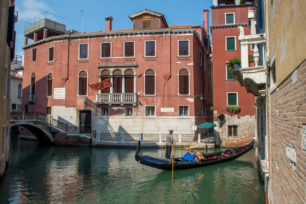 ヴェネツィアの街とその小さな運河やロマンチックな路地 イタリアの発見 — ストック写真