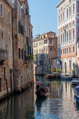 Venedik şehrinin keşfi ve küçük kanalları ve romantik sokakları, İtalya
