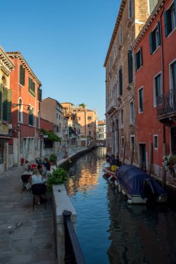 Venedik şehrinin keşfi ve küçük kanalları ve romantik sokakları, İtalya