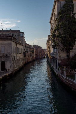 Venedik şehrinin keşfi ve küçük kanalları ve romantik sokakları, İtalya