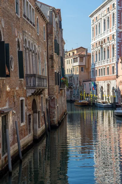 ヴェネツィアの街とその小さな運河やロマンチックな路地 イタリアの発見 — ストック写真