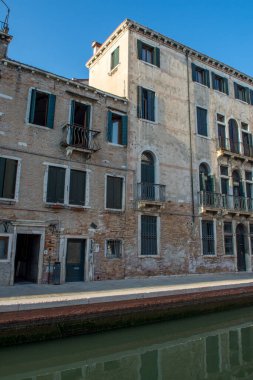 Venedik şehrinin keşfi ve küçük kanalları ve romantik sokakları, İtalya
