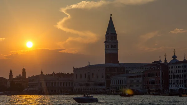 Entdeckung Der Stadt Venedig Mit Ihren Kleinen Kanälen Und Romantischen — Stockfoto