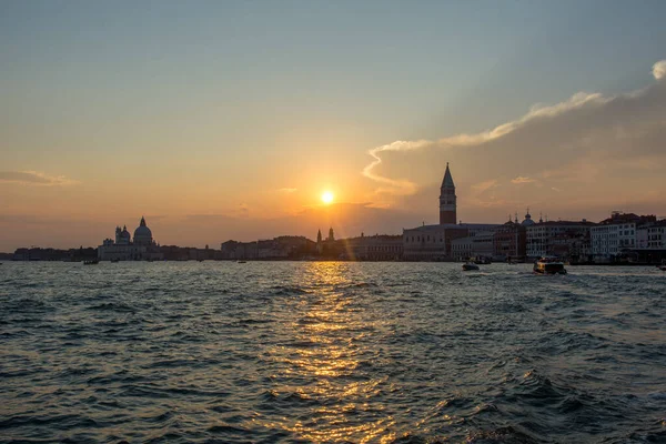 Entdeckung Der Stadt Venedig Mit Ihren Kleinen Kanälen Und Romantischen — Stockfoto