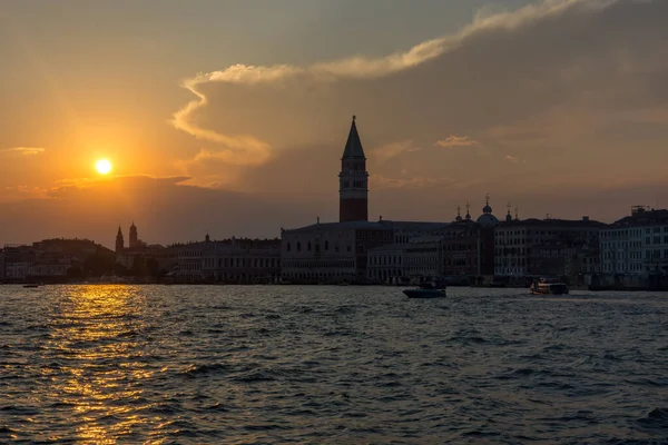 Entdeckung Der Stadt Venedig Mit Ihren Kleinen Kanälen Und Romantischen — Stockfoto